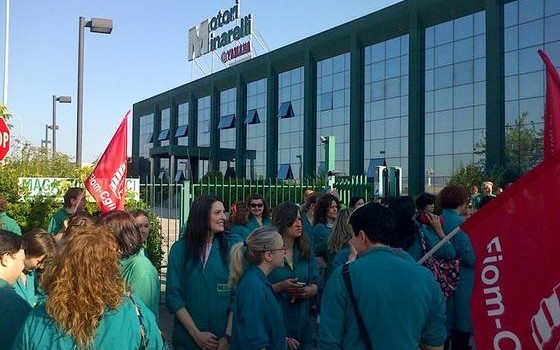 Redazione di Operai Contro, nuova grande vittoria del padrone e dei sindacalisti alla Motori Minarelli di Calderara di Reno (Bo) a spese degli operai. Il padrone lo scorso anno aveva dichiarato degli esuberi. L’accordo siglato da Fim e Fiom, prevede, oltre alla cassa integrazione straordinaria per 11 mesi che verrà effettuata a rotazione e con almeno 5 giorni di lavoro al mese, l’impegno dell’azienda di investire quasi 5 milioni di euro nei prossimi anni, di cui 1,5 nel 2017, in ricerca e sviluppo e di procedere con un piano di formazione professionale, durante il periodo di cassa integrazione, con l’utilizzo […]