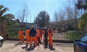 Caro Operai Contro, stamattina dopo un’altra notte all’addiaccio, i minatori della miniera di bauxite di Olmedo (Sassari), decideranno in un assemblea davanti ai cancelli della miniera, le nuove iniziative di lotta, contro lo spettro dei licenziamenti, che, come denunciano gli stessi minatori, stanno prendendo corpo nella, “totale indifferenza delle istituzioni regionali”. I minatori da una settimana giorno e notte, sono in presidio permanente sui cancelli: un altro fuoco di resistenza operaia si è acceso in Sardegna. Saluti da un lettore   Tratto da Sardiniapost.it Settimo giorno di protesta e sesta notte all’addiaccio per i lavoratori della miniera di bauxite […]