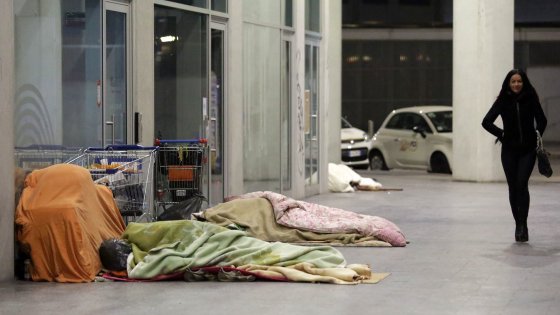 Redazione di Operai Contro, i padroni non sono più capaci di mantenere gli schiavi salariati. Li condannano alla morte per fame licenziandoli. 8 super miliardari hanno la ricchezza di 3,6 miliardi di poersone. Viviamo in una società dove conta solo il profitto di pochi parassiti. E’ l’ora di abbattere questa società e seppellire i pochi parassiti e i loro servi: i politici. In Italia i sindacati confederali collaborano con i padroni per sottomettere la protesta. La lotta non può essere quella di vendere gli schiavi salariati ai padroni. La lotta è per organizzare un PARTITO OPERAIO che ci organizzi […]