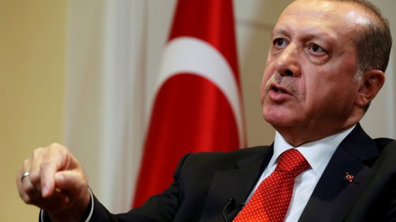 Redazione di Operai Contro, il parlamento turco ha approvato  gli emendamenti alla costituzione contenuti in un pacchetto di 18 articoli, che trasformerà la Turchia in una repubblica presidenziale, una riforma voluta dal presidente Recep Tayyip Erdogan. Anche in Turchia l’ultimo scoglio rimane il referendum popolare, Il premier Binali Yildirim ( del partito di Erdogan) ha commentato con toni trionfali l’esito del voto in Parlamento, ora il governo “spiegherà alle piazze come questa riforma faccia bene alla democrazia”. Binali forse voleva dire che la riforma fa bene alla dittatura dei padroni In parlamento, nonostante le minacce di Erdogan, l’approvazione della […]