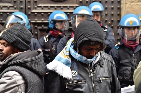Redazione di Operai Contro, Sabato mattina davanti alla prefettura in via Cavour a Firenze  un gruppo di emigranti, che vivevano nel capannone andato a fuoco a Sesto Fiorentino, insieme ad alcuni militanti del Movimento di lotta per la casa, hanno tentato di entrare nell’edificio e sono state respinte dalle forze dell’ordine in assetto antisommossa.  I manifestanti chiedevono di poter partecipare in delegazione al comitato per l’ordine pubblico.   http://videofq.meride.tv/fq2/video/folder69/Firenze_scontri_polizia_migranti_fq2.mp4 La loro protesta e la loro richiesta è sacrosanta Ora inizia la deportazione degli emigranti da Sesto Fiorentino L’incendio nel mobilificio di Sesto Fiorentino non è un incidente, ma la […]