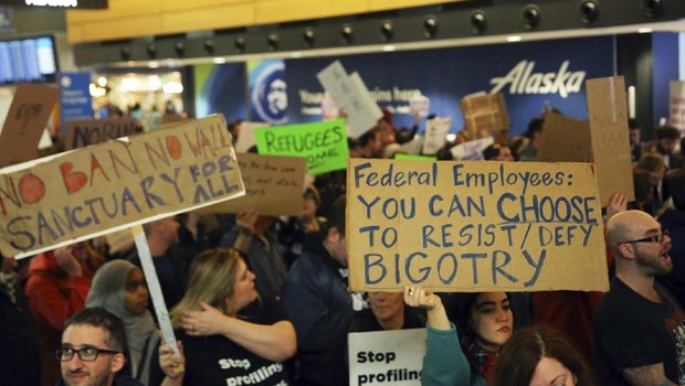 Redazione di Operai contro, proteste negli Stati Uniti contro il giro di vite sull’immigrazione del presidente USA donald Trump. L’aeroporto Jfk di New York, la principale porta d’ingresso per i passeggeri internazionali, sta diventando il centro della protesta scatenata dall’ordine esecutivo con cui Donald Trump ha sospeso temporaneamente l’arrivo di tutti i rifugiati e delle persone provenienti da sette Paesi islamici. Diverse centinaia di persone stanno manifestando da ore contro il provvedimento e per la liberazione dei passeggeri detenuti in base al nuovo bando. ”Lasciateli entrare, lasciateli entrare”, gridano, mostrando cartelli e striscioni con slogan come ”No ban, no wall”. […]