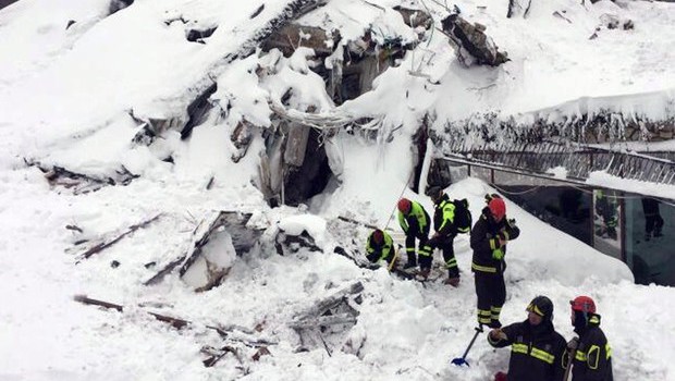 dal fatto quotidiano “Tabelle di marcia? Ormai farle è inutile”. Sergio Pirozzi, il sindaco di Amatrice, risponde sconsolato se gli si chiede di ricalcolare i tempi dell’emergenza in seguito alle nevicate record e allo sciame sismico in corso in queste ore. E la sua reazione è molto simile a quella di altri suoi colleghi: i primi cittadini di vari Comuni appenninici all’interno del cratere sismico ammettono di essere concentrati soprattutto sugli interventi di soccorso più urgenti: e cioè sgomberare le strade dalla neve che continua a scendere abbondante e recuperare le persone rimaste isolate “La Salaria continua ad essere […]