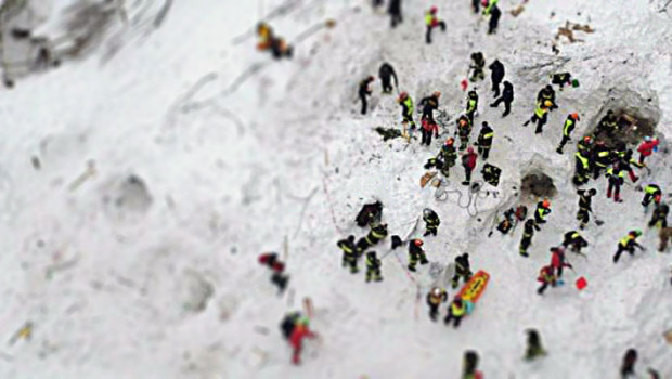 Caro Operai Contro, le Provincie che Renzi aveva abolito chiedono 500 milioni di euro. Delle Provincie Renzi aveva abolito solo il nome per svuotarne le casse. Resuscitate col referendum del 4 dicembre 2016, ora le Provincie battono cassa per 500 milioni di Euro. Il 3 aprile 2014 il governo Renzi le svuotò di poteri con la riforma degli enti locali. Dove sono finiti i soldi che allora erano in cassa? E quelli che dopo non ci sono arrivati per la finta abolizione? Le Provincie resuscitate dove prenderanno i fondi per “la manutenzione e la messa in sicurezza di 130mila […]