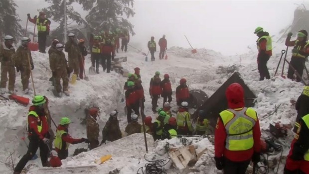 ANSA Lo continuano a ripetere tutti, come un mantra: “c’è ancora speranza”. Ma la verità è che dopo il miracolo dell’altro ieri sull’albergo sommerso di neve è sceso di nuovo il silenzio. Gli ultimi quattro sopravvissuti, Francesca Bronzi, Giorgia Galassi, Vincenzo Forti e Giampaolo Matrone, sono stati estratti a notte fonda: ora sono 11 in totale gli scampati alla valanga. Poi l’hotel Rigopiano ha restituito solo morti: all’alba i vigili del fuoco hanno tirato fuori il corpo di una donna e un paio d’ore dopo ne hanno recuperata un’altra. Una è Nadia Acconciamessa, la madre del piccolo Edoardo. L’altra, identificata […]