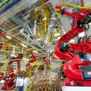 Redazione di Operai Contro, Nei prossimi anni i robot potrebbero far scomparire 15 milioni di posti di lavoro in Gran Bretagna, quasi la metà del totale. Il monito viene da Mark Carney, governatore della Banca d’Inghilterra, in un discorso che ha fatto a un convegno organizzato dalla Liverpool University. Molti lavori oggi fatti da esseri umani potrebbero venire automatizzati grazie alla rivoluzione tecnologica e digitale: i più direttamente minacciati, afferma Carney, sono i posti nel settore amministrativo, i lavori d’ufficio, i compiti di ragionieri, commercialisti e simili, la cui esistenza rischia di essere resa inutile dal progresso di computer […]