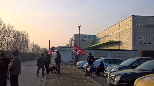 Redazione di Operai Contro, da martedì 24 gennaio prosegue la mobilitazione dei 250 operai della K-FLEX di Roncello. Lo sciopero e il presidio è fatto contro i licenziamenti che l’azienda vuol fare in vista della delocalizzazione in Polonia Il tavolo richiesto dal sindacato non è servito a niente “L’azienda ha un bilancio in utile e ha già licenziato 46 lavoratori nel 2014. Un operaio  