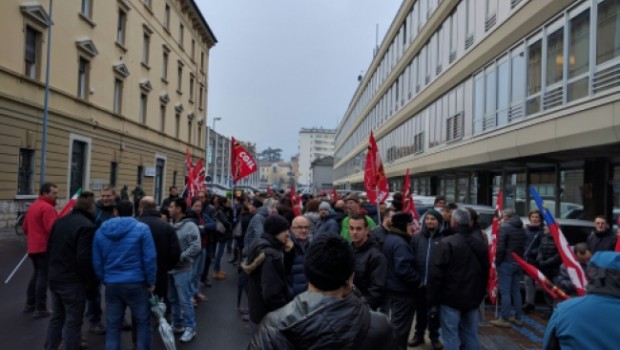 Caro Operai Contro, 500 licenziamenti in pochi mesi sono una enormità, ancora più dirompente per una piccola regione come il Trentino. Operai, muratori ma anche lavoratori di tutti i settori ne sono colpiti. A leggere la notizia ripresa qui sotto dal quotidiano “L’Adige”, i licenziamenti passano in silenzio. Se ne occupa il vescovo, i sindacalisti fanno sapere che “c’è forte preoccupazione”, ma non si parla di lottare, di resistere ai licenziamenti, di unire le forze contro il flagello dei licenziamenti di massa. Per gli operai non è più tempo di rimandare, ma di organizzarsi in proprio contro i licenziamenti […]