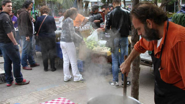Un compagno greco ha inviato un comunicato dell’«Assemblea degli occupati e dei disoccupati di piazza Syntagma» ad Atene che chiede: Vogliamo un salario, non un lavoro precario! […] Chiediamo un salario ben sapendo che anche nella migliore delle ipotesi il salario è imbroglio, menzogna, sfruttamento. Il nostro obiettivo di fondo è l’espropriazione di tutta la ricchezza che noi produciamo e che i padroni ci rubano. Al tempo stesso, l’espropriazione dissolverà il regno delle merci. Contro la sottomissione miserabile e fatalista a quella realtà che si presenta nella nostre chiacchiere quotidiane, dobbiamo invece prepararci al combattimento, dicendo subito: «Voliamo un […]