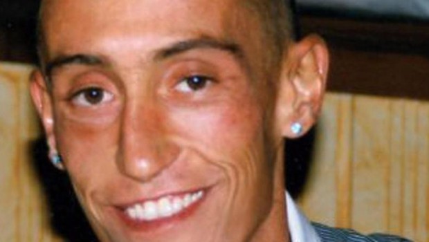 Redazione di Operai Contro, finalmente dopo 8 anni la procura di Roma ha contestato l’accusa di omicidioai carabinieri che lo arrestarono.Stefano non si suicido. “Schiaffi, pugni e calci” forse se in italia fosse stato riconosciuto il reato di tortura l’accusa poteva essere più precisa Un giovane  Cronacha ANSA La procura di Roma ha chiuso l’inchiesta bis sulla morte di Stefano Cucchi (22 ottobre 2009) e ha contestato l’accusa di omicidio preterintenzionale ai tre carabinieri che lo arrestarono il 15 ottobre. I tre sono ritenuti responsabili del pestaggio del giovane geometra. Per altri due carabinieri sono ipotizzati i reati di […]