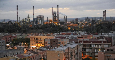Redazione di Operai Contro, le segreterie provinciali di Taranto di Cgil, Cisl, Uil, Fim, Fiom e Uilm TARANTO hanno chiesto alla Commissione Industria del Senato- «Un immediato tavolo di trattativa, da tenere sotto la regia diretta della Presidenza del Consiglio dei Ministri, che analizzi i singoli aspetti” della vicenda Ilva e «li traduca concretamente in altrettanti accordi» Dopo aver concordato con i governo di garantire i profitti dei padroni, i sindacalisti chiedono un tavolo ancora per fingere che si occupano degli opera. Noi operai lavoriamo con la morte sulle spalle e loro chiacchierano, mangiano bevono e incassano, ai tavoli. […]