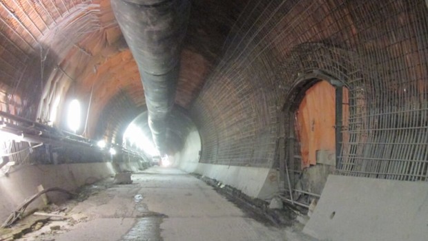 Redazione di Operai Contro, alla Cementir Sacci di Arquata Scrivia (Alessandria) del gruppo Caltagirone,  Il Gruppo – terzo colosso italiano del cemento, 11 sedi distribuite su 10 regioni, 729 dipendenti. Gli operai della Cementir sono in assemblea permanente da alcuni giorni, l’azienda vuole licenziare 260 operai del gruppo, e 23 ad Arquata. I sindacati rivolgono alle istituzioni locali l’appello al “massimo impegno per ridurre gli esuberi”, I sindacalisti non sono contro i licenziamenti, ma vogliono solo far finta di ridurli. In pratica ancora una volta i sindacati vogliono gestire gli esuberi con il padrone. Intanto le lettewre di licenziamento […]