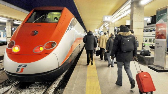 Redazione di Operai Contro, in merito all’articolo sull’aumento delle tariffe ferroviarie dell’Alta velocità, confermo le percentuali che riportavi. Tradotto in soldoni sulla Torino-Milano, l’abbonamento mensile sale a 398 euro. A questo i pendolari devono sommare l’abbonamento dei mezzi urbani a Torino di 38 euro e quello di Milano di 35 euro: in totale 471euro al mese solo per i trasporti. Per molti è la metà della busta paga. I pendolari che devono dare la disponibilità a lavorare nei weekend, pagheranno l’abbonamento sulla Torino-Milano 459 euro, che diventano 532 con gli abbonamenti urbani. Gli operai e i pendolari con salari […]