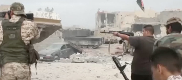 Redazione di Operai Contro, a Tripoli le forze fedeli a Khalifa Gwell, ex primo ministro del disciolto governo islamista di salvezza nazionale, hanno tentato di rovesciare l’esecutivo di unità nazionale presieduto da Fayez Al Sarraj e promosso dall’Onu e difeso dai militari italiani. Fayez Al Sarraj vive in Tunisia protetto da mercenari. Il governo del conte Gentiloni parla di fantomatici accordi con Fayez Al Sarraj Nonostante l’appoggio garantito dalla comunità internazionale al governo di Tripoli, il Paese è sempre più fuori controllo. La settimana scorsa, aerei militari sotto il comando del generale Khalifa Haftar, che appoggia il Parlamento di […]