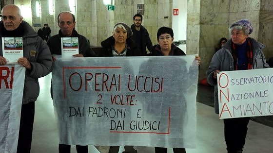 Redazione di Operai Contro, dopo l’assoluzione dei dirigenti Pirelli, di fronte ai dati dell’inchiesta pubblicati dalla Repubblica viene da pensare che i magistrati di Milano saranno costretti a fare gli straordinari per assolvere padroni e dirigenti. – 400 casi di tumore per amianto ogni anno in lombardia – 11200 casi di tumore per amianto in lombardia entro il 2029 contando i casi dal 200 Gli operai sono i più colpiti dalla strage di morte per tumore. In ogni caso i padroni non devono preoccuparsi. I giudici assolveranno i padroni che hanno utilizzato l’amianto per fare più profitti. Se riportiamo […]