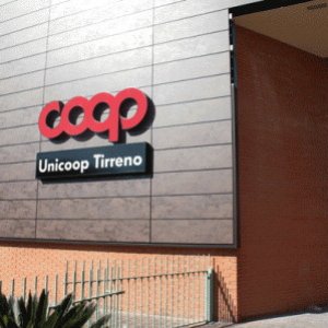 Redazione di Operai Contro, Oltre 600 esuberi, la cessione di 8 negozi e la chiusura di altri 12, cui si aggiungono gli uffici del ecommerce. Questo è il piano di ristrutturazione  presentato  da Unicoop Tirreno . Tutto questo sta avvenendo nonostante il prestito da 170 milioni di euro che Unicoop Tirreno ha ricevuto da otto Coop più un fondo al quale ha contribuito anche Unicoop Firenze. Al solito la UNICOOP chiede l’annullamento del contratto integrativo e quindi una perdita di salario Al solito i sindacati vogliono un tavolo. Si andrà a finire come i lavoratori di Almaviva. I sindacati […]