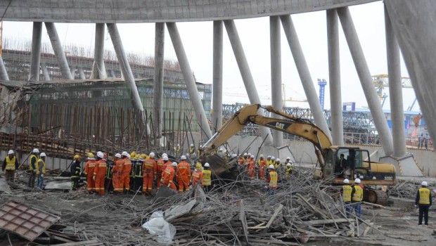 Dic 2016 16.17 Gli operai cinesi sono vittime di poche regole e tanta improvvisazione  Gabriele Battaglia, giornalista Mentre scrivo è di 67 morti e 5 feriti il bilancio del disastro avvenuto il 24 novembre in un cantiere a Yichun, nella provincia sudorientale cinese del Jianxi, dove si stava costruendo la torre di raffreddamento di una centrale elettrica. Sono crollate le impalcature all’interno della torre e i lavoratori sono precipitati dall’alto o sono rimasti schiacciati. Si dice che, quando è avvenuto il disastro, gli uomini al lavoro fossero 70. La Cina non è nuova a questo genere di tragedie, ce […]