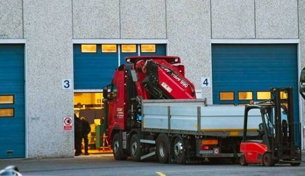 Redazione di Operai Contro, Per lo scoppio della bombola di un compressore è morto un operaio di 25 anni in una ditta di Zingonia  la Volvo Truck . Il giovane operaio è stato colpito al petto dopo lo scoppio di una bombola di un compressore che stava utilizzando per gonfiare una gomma. . Il giovane operaio, bergamasco di Verdellino, è stato portato al Pronto soccorso dell’ospedale Papa Giovanni XXIII, dov’è morto poco prima delle 18 un giovane