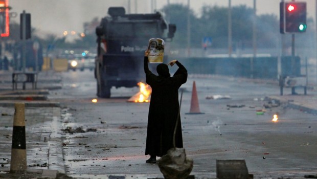 Redazione di Operai Contro, in tutto il mondo avanza la protesta di operai, lavoratori. Spesso sono le donne le più coraggiose. In Baherein i padroni in gran parte di religione islamica sunnita, opprimono e sfruttano la popolazione  in maggioranza sciita Una operaia  (reuters) In piedi, da sola, davanti a un mezzo blindato della polizia. Così è stata immortala una manifestante durante gli scontri scoppiati il 14 febbraio alle porte di Manama, capitale del Bahrein, tra autorità e dimostranti sciiti. La donna stava partecipando a un corteo per celebrare il sesto anniversario dall’inizio delle proteste contro il governo di orientamento […]