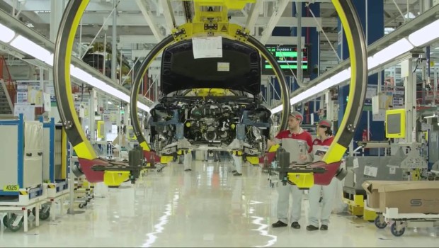 A CASSINO DEVONO LAVORARE GLI OPERAI DI CASSINO, QUELLI DI POMIGLIANO DEVONO LAVORARE A POMIGLIANO…BASTA TRASFERIMENTI Siamo uomini non carne da macello Noi operai di Pomigliano siamo contrari ai trasferimenti a Cassino,mentre a Cassino ci sono ancora 700 operai in cassaintegrazione. Inviare centinaia di noi in un altro stabilimento e sostituirli con operai tenuti “in panchina” per anni e di cui molti ormai con problemi di salute o anziani, significa voler ridimensionare Pomigliano. Creare le basi addirittura per chiuderlo. Nell’era Trump, la FIAT a trazione americana vuole ridurre gli stabilimenti italiani? Vuole tenersi Cassino e forse Melfi e chiudere […]