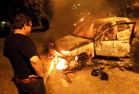 Redazione di Operai Contro, la  rivolta dei giovani investe il dipartimento della Seine-Saint-Denis per la quinta notte consecutiva, Almeno 26 le persone fermate, La notte non è stata tranquilla: sono state incendiati alcuni cassonetti e macchine. Ieri due persone arrestate per violenze sono state condannate a 6 mesi di carcere. Altre manifestazioni in sostegno di Théo si sono svolte in altre città francesi. A Rennes erano 200 i manifestanti: è stato dato fuoco ad alcuni cassonetti. A Nantes fermate 6 persone. La polizia Francese dichiara che lo strupro e il selvaggio picchiaggio del giovane Theo è stato casuale. Gli […]