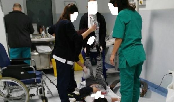 Caro Operai Contro, “c’è ancora tanto da fare”, dice un responsabile del gruppo consiliare, dopo il ripetersi di pazienti curati per terra. Un mese fa era successo a Nola, stavolta al Pronto soccorso del S. Giovanni Bosco di Napoli. ”Le nuove barelle sono bloccate da tre mesi alla frontiere con la Croazia”, sostiene il consigliere. Insomma se i pazienti vengono allungati sul pavimento perché non ci sono barelle, la colpa è della Croazia. E’ proprio vero: “c’è ancora tanto da fare”. Allego un breve articolo del Quotidiano del Sud. Saluti da Portici   Dal Quotidiano del Sud Nuovo caso […]