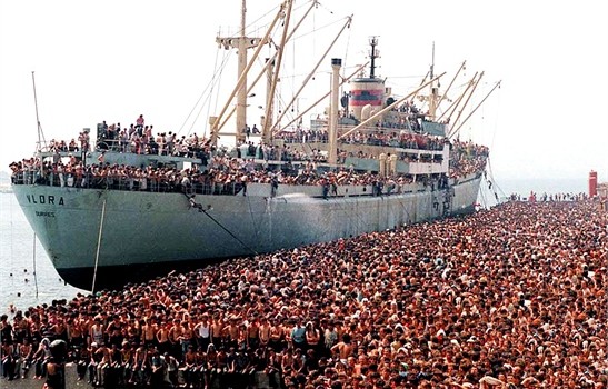 Redazione di Operai Contro, alle volte mi capita di guardare in TV le trasmissioni sugli emigranti. Tutti i politici vantano la grande accoglienza dello stato italiano. Non è vero. Il 28 marzo 1997 la nave militare italiana ” Sibilla” speronò nel canale d’Otranto  il cargo Kater i Rades carico di emigranti albanesi. Poveri cristi che fuggivano dalla guerra e dalla fame. Morirono più di cento emigranti, molti i bambini. Alcune salme non furono mai ripescate. Quando sento parlare di blocco navale davanti alla Libia mi assale la paura. Un emigrante Albanese