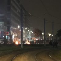 Quando sono le otto di sera passate, Yassin ha un cartello con scritto “Justice” spiegazzato che gli penzola da sotto il braccio e se ne sta in piedi di fronte al tribunale di Bobigny, alle porte di Parigi. “Finisce male. Se continuiamo così finisce male. Questa storia la conosco a memoria”. Fissa i cassonetti in fiamme che rotolano dalla strada di palazzoni grigi che si perdono nel cielo e chiede agli amici di non muoversi. Che vuol dire non indietreggiare e non lasciare che le forze dell’ordine guadagnino terreno. Un gruppo di ragazzi sale su un quadrato di cemento […]