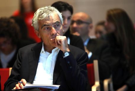 Redazione di Operai Contro, Boeri è un grande. I padroni non potevano trovare di meglio per dirigere l’INPS. Boeri è un sostenitore dell’uguaglianza. si intende uguglianza nei peggioramenti. Ha detto Tito Boeri il presidente dell’Inps: ” La reperibilità è un peggioramento per i privati, nulla di nuovo per gli statali. Le fasce di reperibilità in casa nei giorni di malattia dovrebbero essere uguali per pubblico e privato ed essere “almeno di sette ore per tutti”. Al momento, le fasce di reperibilità prevedono 4 ore giornaliere (10-12 e 17-19) per i lavoratori privati e 7 ore per quelli pubblici (9-13 e […]