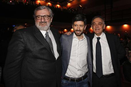 Redazione di Operai Contro, i capi bastone, da quando il Pd ha preso il potere politico all’interno del parlamento dei padroni, rompono con i loro balletti. I vari capi bastone si sono autodefiniti in sottobande di sinistra e sottobande di centro. Che cosa vogliono con sinistra e centro, lo sanno solo loro. Sono più di due anni che periodicamente si accende la lotta tra capi bastone di sinistra e di centro. Quando il gangster Matteo Renzi annuncio il Jobs act e l’eliminazione dell’articolo 18, quelli della sinistra iniziarono a dire che non lo avrebbero mai votato in parlamento. Poi […]