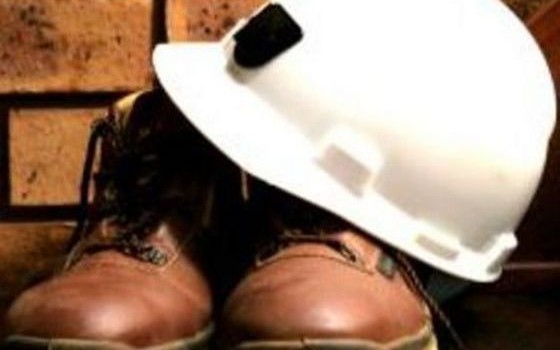 Redazione di Operai Contro, Prosegue ormai da dieci giorni, la lotta delle operaie e degli operai della K-Flex, l’azienda del settore gomma plastica di Roncello, in Brianza, che ha annunciato la delocalizzazione all’estero e il licenziamento di 250 operai. Davanti ai cancelli della fabbrica è in corso un presidio permanente I sindacalisti belano chiedendo tavoli e invitando politici e amministratori alle assemble pubbliche. Se non ci liberiamo delle pecore e dei loro compari, andiamo verso il licenziamento, mascherato da cassa integrazione Un operaio