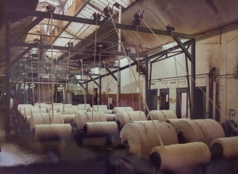 Redazione di Operai Contro, Gli operai del cotonificio Capitanata(Foggia) sono stati licenziati da molto tempo. Solo oggi la magistratura ordina  Il sequestro «conservativo» di 14 immobili e 17 conti bancari, per un valore totale di circa undici milioni di euro, nei confronti di cinque ex amministratori della società «Cotonificio di Capitanata» Nel 2006 e nel 2007 la Procura della Repubblica di Foggia coordinò un’indagine condotta dalle Fiamme gialle sulla gestione di un contributo di circa undici milioni di euro erogato in tre rate, tra il 2000 e il 2007, dalla Cassa Depositi e Prestiti nell’ambito dei Contratti d’area di […]