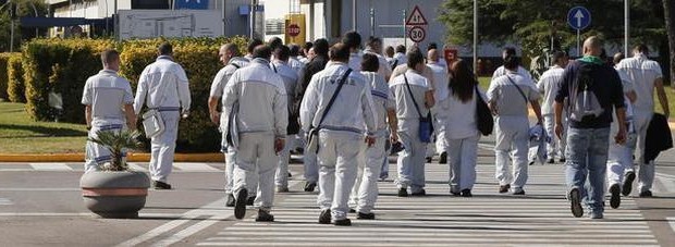 Redazione di Operai Contro, ho letto la CRONACA ASSEMBLEA OPERAIA DI DOMENICA 12 ORE 11,00 NELLA PIAZZA DEL MUNICIPIO DI POMIGLIANO D’ARCO. Sono molto d’accordo con il resoconto che è stato fatto. Sono un operaio di Pomigliano, il clima di minacce e terrore della FCA per ottenere l’adesione “spontanea ” alla deportazione a Cassino è quello descritto. Le RSA di Fim, Uilm, Fismic, Uglm e Aqcf ( che vanno cantando le lodi di Marchionne) tacciano di «incoerenza» la Fiom che, «dopo avere per anni demonizzato e criticato le organizzazioni firmatarie del Ccsl, ha firmato come le RSA di Fim, […]
