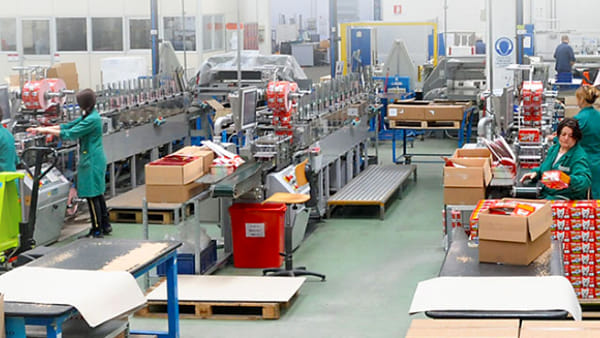 Caro Operai Contro, il ricatto del padrone è: 52 licenziamenti su 92 dipendenti, oppure chiudo e licenzio tutti. Una storia che si ripete ogni giorno in tanti posti di lavoro, di ricatto in ricatto, e le chiamano “libertà democratiche”. Una violenza che non fa notizia, non va oltre chi la subisce. Non viene rilevata come tale, nella civiltà delle barbarie in cui viviamo che, tra le tante “sensibilità”, non riconosce lo sfruttamento dell’uomo sull’uomo, in una gerarchia sociale con gli operai come vittime sacrificali. Costretti a lavorare per un padrone per sopravvivere, sotto il ricatto di condizioni e contratti […]