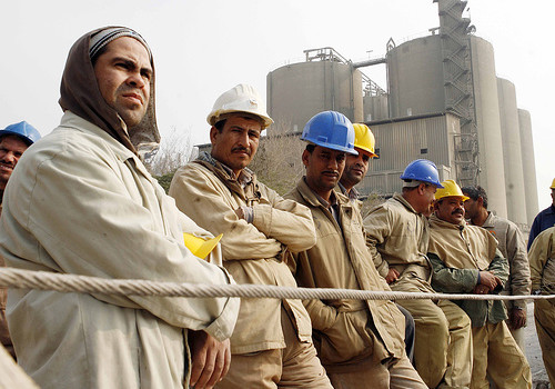 di Chiara Cruciati da http://nena-news.it/  ( agenzia di stampa) Roma, 3 febbraio 2017, Nena News – La corte militare di Alessandria ha rimandato di nuovo, per la nona volta, il verdetto finale nel caso dei “Tarsana workers”, i 26 lavoratori della Alexandria Shipyard Company accusati di incitamento alle proteste e rallentamento della produzione. Si va al 7 febbraio. Il caso dei 26 dipendenti dei cantieri navali di Alessandria aveva sollevato proteste e sdegno in tutto il paese – e fuori, dove sindacati e associazioni straniere avevano manifestato la contrarietà al processo militare – perché era stato colpito al cuore il diritto […]