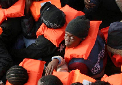 Redazione di Operai Contro, l presidente del Consiglio Paolo Gentiloni e il premier libico , nominato dall’ONU, Serraj hanno firmato a palazzo Chigi il Memorandum di intesa sulla cooperazione nel campo dello sviluppo del contrasto dell’immigrazione illegale, al traffico degli esseri umani, al contrabbando e al rafforzamento delle frontiere tra la Libia e l’Italia. Lasciando da parte le frasi fumose, Gentiloni e Serraj  hanno firmato il blocco navale della Libia. A Gentiloni non bastava il muro del Mediterraneo, ora vuole schierare una forza navale Europea per effettuare un blocco navale della libia. Trump, che non ha il Mediterraneo, tra […]