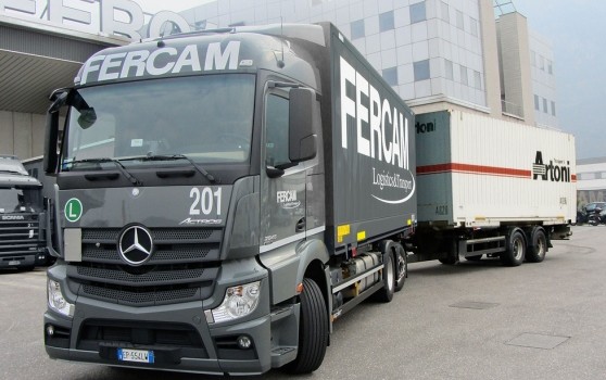 Redazione di Operai Contro, anche nella logistica e nei trasporti procede la concentrazione. La Fercam di Bolzano compra il gruppo Artoni Trasporti. I sindacati accolgono positivamente la notizia, pur non conoscendo quali saranno le conseguenze per noi 600 dipendenti dell’Artoni, nonchè i duemila padroncini e corrieri dell’indotto Artoni. Abbiamo negli ultimi anni subito la CIG che i sindacati hanno concesso al padrone. Per noi lavoratori la Fercam deve garantire l’occupazione a tutti i 600 più i duemila. Non ci resta che aspettare. Un lavoratore Artoni