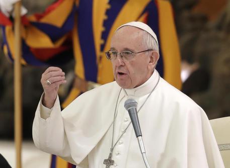 Redazione di Operai Contro, Francesco è un grande furbo. Voleva una chiesa povera, ma i poveri sono quelli che stanno fuori dalla Chiesa dei ricchi e pedofili. Francesco è un grande furbo che ci prende in giro:” C’è corruzione in Vaticano. Ma io sono in pace. Se c’è un problema, io scrivo un biglietto a S.Giuseppe e lo metto sotto una statuetta che ho in camera mia”.Con buona pace di S. Giuseppe il vaticano è pieno di ricchi e corrotti. Ma Francesco è in pace, ha scritto il biglietto. Sugli abusi sessuali, Francesco spiega: “Se sono coinvolti religiosi, è […]