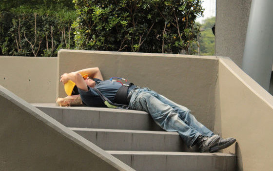 Redazione di Operai Contro, “I tassi di disoccupazione del 40 per cento di quella giovanile e del 12 per cento di quella generale ci dicono che il paese non è ripartito, che non siamo fuori dalla crisi e che le riforme strutturali realizzate negli ultimi anni si sono dimostrate fallimentari”. A sostenerlo è il segretario confederale Cgil Tania Scacchetti, intervenendo (venerdì 17 febbraio) alla trasmissione “Italia Parla” di RadioArticolo1. Certo che ci vuole una bella faccia tosta a sostenere le affermazioni  del segretario confederale Cgil Tania Scacchetti. La CGIL-CISL- UIL sono stati coloro che hanno condotto operai e lavoratori […]