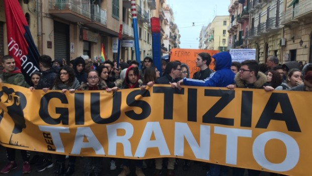 Redazione di Operai Contro, sono uno dei tanti operai dell’ILVA che hanno partecipato alla manifestazione “GIUSTIZIA PER TARANTO”. Noi operai dell’acciaio siamo i primi ad essere colpiti dall’inquinamento prodotto dai pradoni dell’ILVA per accumulare profitti. Lavoriamo con la morte sulle spalle. Uccisi dalla polvere di carbone. Uccisi dall’Amianto. Uccisi dai tumori. Uccisi da mille “incidenti” sul lavoro. Padroni, politici e sindacalisti, per anni ci hanno ricattatpo con il ritornello del lavoro. Con la minaccia della perdita del lavoro ci costringono a lavorare con la morte sulle spalle. Il lavoro salariato è una condanna a morte Padroni, politici e sindacalisti, […]
