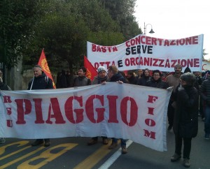 La Piaggio ha comunicato alla RSU il raddoppio della produzione in febbraio su due linee di montaggio e la conseguente anticipazione dell’ingresso in fabbrica di 180 lavoratori a part – time verticale . Negli stessi giorni invece, più di 400 operai, con stesse mansioni e stesso livello professionale, verranno messi a casa, in Solidarietà, per un calo produttivo in altri reparti. La Solidarietà si conferma ancora una volta quella che denunciamo da sempre: un accordo che lascia all’azienda totale discrezionalità nella gestione dell’orario di lavoro e che le permette di dividere gli interessi dei lavoratori. E’ evidente l’interesse al […]