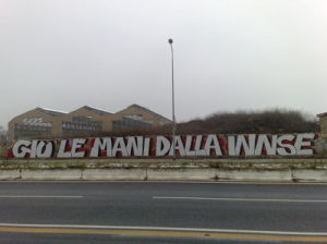   Quarto mese di presidio delle portinerie della Innse contro i licenziamenti e contro la nuova richiesta di altri 11 mesi CIGS per “riorganizzazione” che il padrone ha chiesto. Oggi ennesima udienza in tribunale per i rimanenti 19 provvedimenti disciplinari comminati nel mese di ottobre dal padrone.Ricordiamo che i provvedimenti in totale erano 38. La causa dei primi 19 di questi provvedimenti l’abbiamo vinta, ora aspettiamo il risultato della seconda. Oggi il giudice ha sentito l’ultimo testimone a favore dell’azienda; una  guardia giurata dell’impresa che controlla l’area aziendale. Per capire come questa causa andrà a finire dovremmo aspettare l’udienza […]