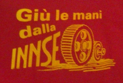 Redazione di Operai Contro Il presidio dei 4 licenziati davanti ai cancelli della Innse continua come sempre con il contributo  dei solidali. Oggi ennesima udienza in tribunale per un provvedimento disciplinare che l’azienda ha comminato, con 2 giorni di sospensione dal lavoro,  ad delegato.  Un metodo repressivo usato dal padrone nel tentativo di piegarci  al suo sistema di relazioni sindacali: o accetti quello che vuole il padrone oppure la paghi con multe, sospensioni e con i licenziamenti. La motivazione con cui l’azienda ha sospeso il delegato è la prova di come funziona questo metodo, basato su delle menzogne belle […]