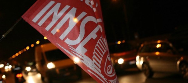 dal fattoquotidiano L’Innocenti, passata alla storia per la produzione delle Lambrette e delle Mini, vantava un’importante presenza nella meccanica pesante. Nel 1973 il ramo d’azienda venne ceduto all’Iri e, in seguito alla fusione con la Sant’Eustacchio di Brescia, la Innse (acronimo per Innocenti-Sant’Eustacchio) divenne leader mondiale nel settore, impiegando 2000 persone. Durò fino agli anni Novanta quando, con la privatizzazione dell’Iri, iniziò il tracollo. Nel 1996 la fabbrica venne ceduta alla tedesca Mannesmann Demag Ag, una multinazionale concorrente che ridusse attività e personale – l’organico contava a quel punto trecento dipendenti tra operai e impiegati – fino alla messa […]