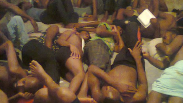 Redazione di Operai Contro, un giovane operaio si chiedeva: In Italia il conte Gentiloni decide che il muro del Mediterraneo non basta più a contenere gli emigranti. In Italia il conte Gentiloni decide il blocco navale della Libia. Gli emigranti continueranno a morire nel Mediterraneo, ma molti saranno condannati a morire di fame e di torture nei lager libici del dittatore libico amico dei padroni italiani. In Italia dov’è la protesta? Siamo d’accordo con il blocco navale? Siamo d’accordo con la strage di immigrati nel Mediterraneo e nei lager Libici? Il giovane operaio ha ragione i gruppettini, che a […]