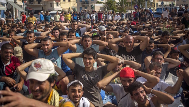 Redazione di Operai Contro, la UE ha risolto il problema degli emigranti dando al dittatore turco Erdogan carta bianca per sterminarli. Gli emigranti bloccati a Lesbo sono ridotti a vivere peggio degli animali. Il conte Gentiloni annuncia trionfante che anche il  problema degli emigranti proveniente dalla Siria sarà risolto. Il dittatore libico, nominato dall’ONU, prepara i campi di concentramento con l’aiuto dei mercenari italiani. Un giovane