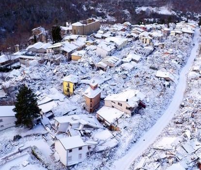 Redazione di Operai Contro, Renzi ci aveva promesso che non saremmo stati deportati. Ma più di 5 mila siamo stati deportati negli alberghi della costa. Ad aprile la convenzione con gli alberghi scade. Solo pochissimi dei 309 alberghi hanno detto che la rinnoveranno fino a giugno. Renzi ci aveva promesso le casette in legno, ma le poche arrivate sono servite solo per le riprese televisive. Renzi ci aveva promesso che la ricostruzione sarebbe iniziata subito, ma la ricostruzione non è iniziata Redazione, dopo il terremoto e la neve dobbiamo subire le promesse dei politici e dello stato dei padroni […]