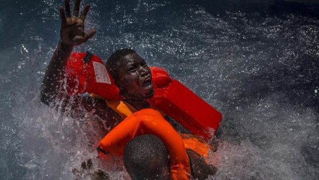 davide lerner “L’accordo fra Ue e Turchia ha portato migliaia di rifugiati e migranti a vivere in condizioni squallide e pericolose, e non deve essere riprodotto con altri Paesi”. Lapidario il giudizio con cui Amnesty International, la Ong che si occupa di tutela dei diritti umani, condanna il patto fra Ankara e Bruxelles che compie un anno fra poche settimane.   Il baratto era semplice: tre miliardi di euro di aiuti al governo turco per accogliere i migranti che le autorità di Ankara avrebbero bloccato prima che potessero raggiungere l’Europa. E addirittura altri 3 miliardi qualora i primi andassero […]