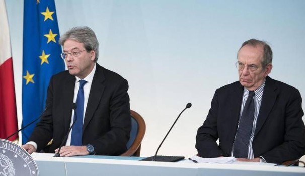 Caro Operai Contro, aumenti della benzina, delle sigarette, bollo, imposte di registro, Iva, 800 milioni di tagli alla spesa e altro. Gentiloni e il suo governo stanno preparando una manovra per taglieggiare i salari. Un’altra rapina in piena regola arriverà in sordina, nessuno ne parla. I sindacati non accennano ad opporsi. I telegiornali ogni giorno ci propinano la puntata della telenovela della Raggi che sale sul tetto tra una visita e l’altra in questura. Ma fino quando sopportiamo? Ciao Invio un articolo del Sole 24 ore Manovra, in arrivo caro-accise e tagli alla spesa per 2,4 miliardi di Marco […]