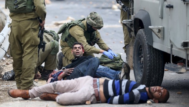 Redazione, la magistratura dei padroni Israeliani ci dice che si può ammazzare un palestinese ferito sparandogli un colpo in testa. Per i giornalisti dei padroni è tutto normale. Sono proprio i giornalisti che parlano di crimini contro l’umanità. Questo cos’è? Probabilmente il militare israeliano verrà decorato per aver ucciso un palestinese ferito Un giovane cronaca dal fatto Un anno e mezzo di carcere militare al soldato israeliano Elor Azaria che il 24 marzo 2016 uccise a Hebron Abdel Fatah Sharif, assalitore palestinese già ferito a terra Bennet: “Soldato eccellente che ha solo eliminato un terrorista” – Il ministro dell’istruzione Naftali Bennet, del partito […]
